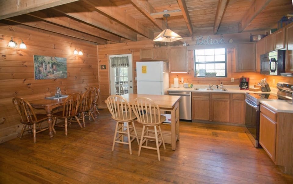 Fully equipped eat in kitchen  - just bring groceries ! 