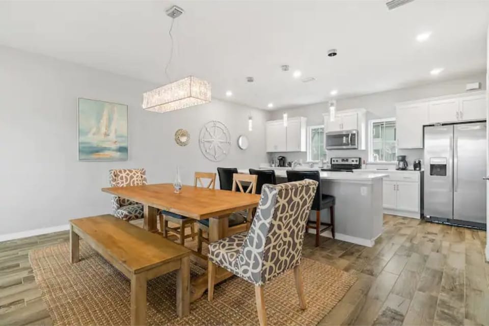 Ideal for family brunch or a large family dinner. 