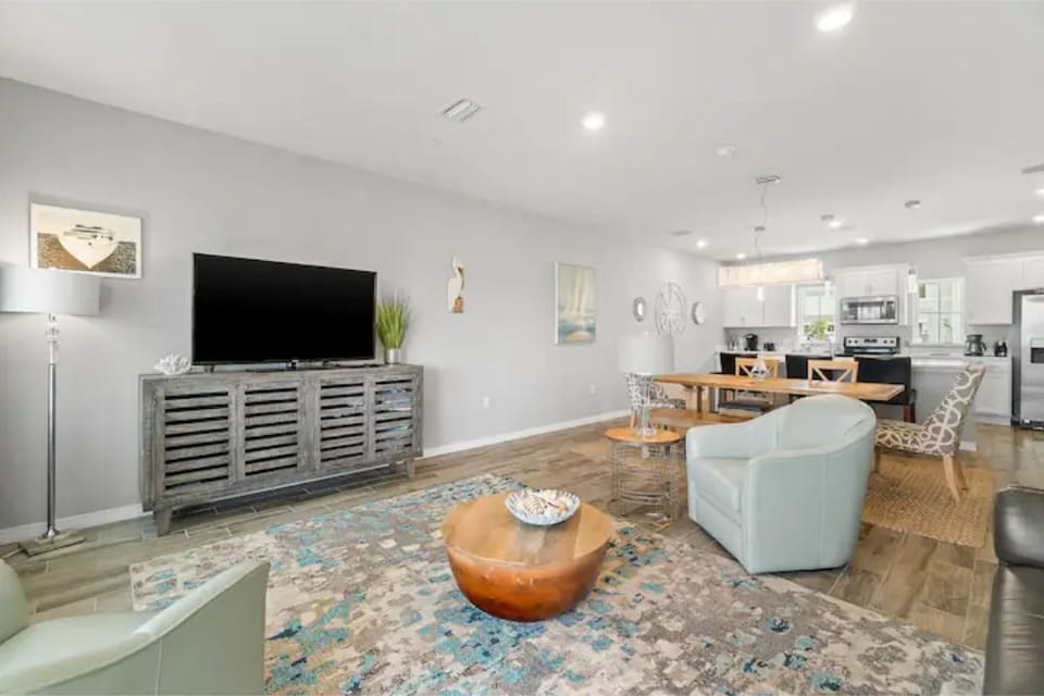 Our open floor concept makes hosting easy. 