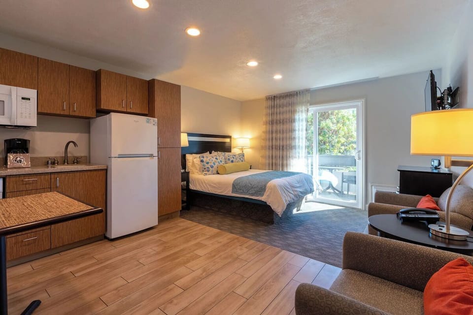 Unit with 1 Queen Bed