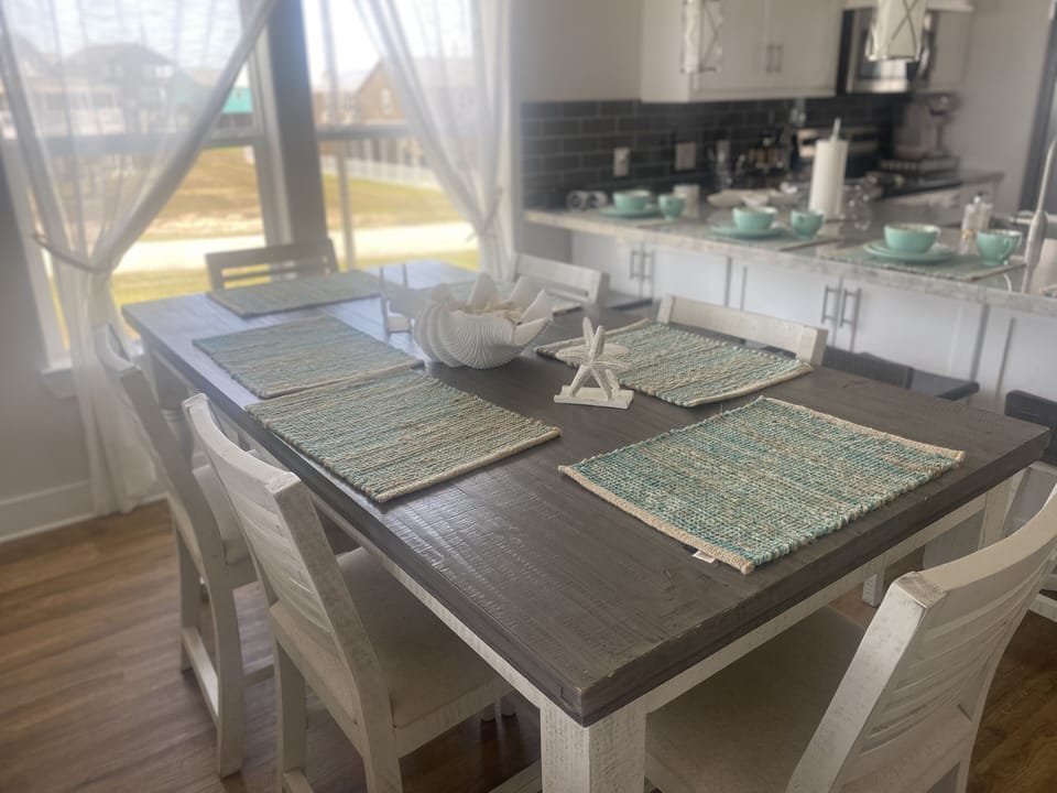 Well stocked kitchen! Table with six chairs and a bar to feed four stools.