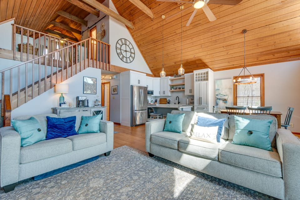 Living Room | Towels & Linens | Free WiFi