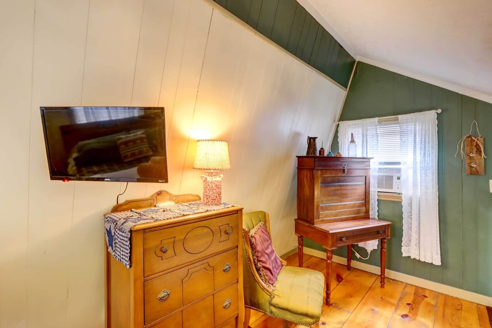Bedroom 2 (Loft) | Smart TV w/ Cable