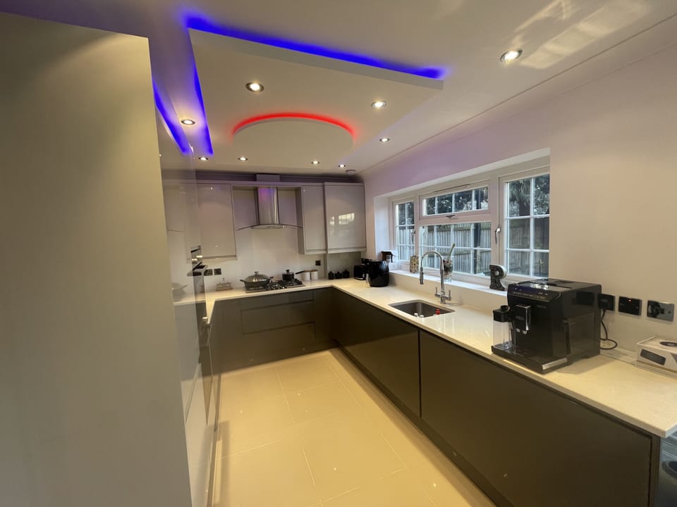 Modern kitchen setting😍