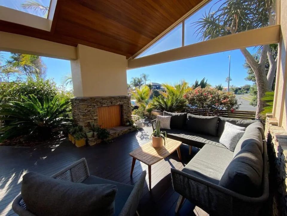 Outdoor lounge & fireplace