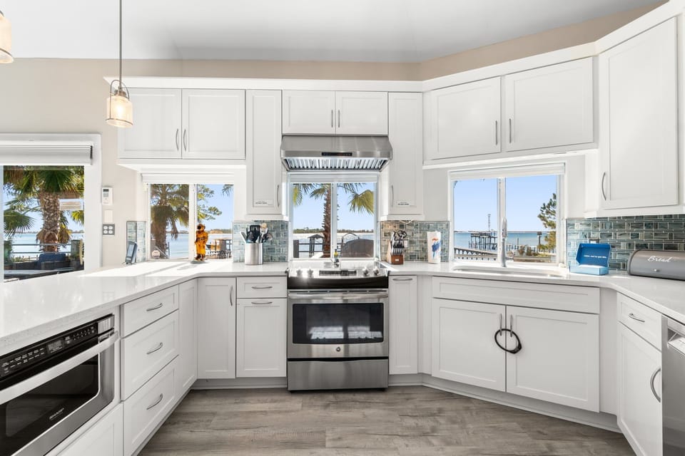 Fully Equipped Kitchen with Additional Seating