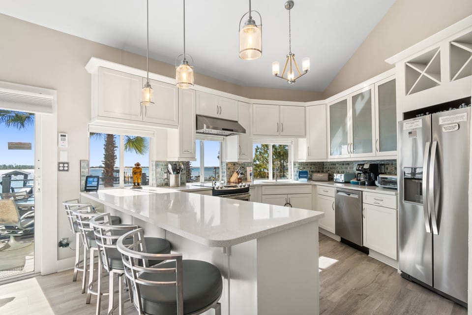 Fully Equipped Kitchen with Additional Seating