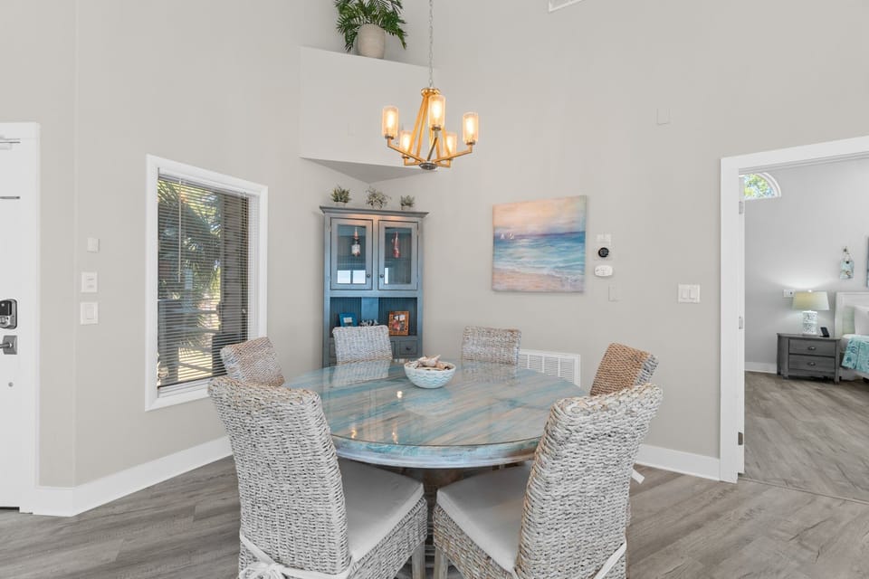 Dining Area - Table seats 6 - Additional Seating at Kitchen Counters