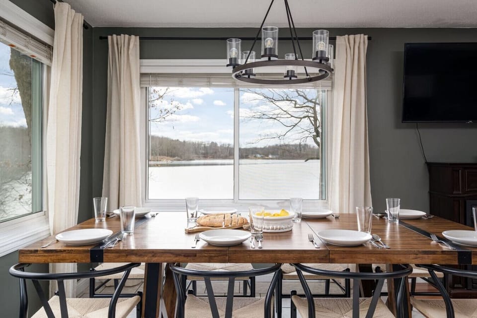 Dining with a view of the lake.