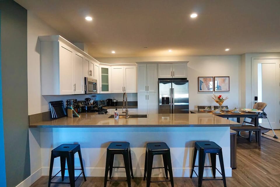 We offer ample seating (dining or bar) with a complete kitchen to allow you make home cooked meals away from home.