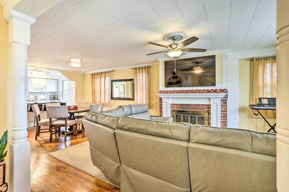 Living Room | Free WiFi | Smart TV w/ Cable
