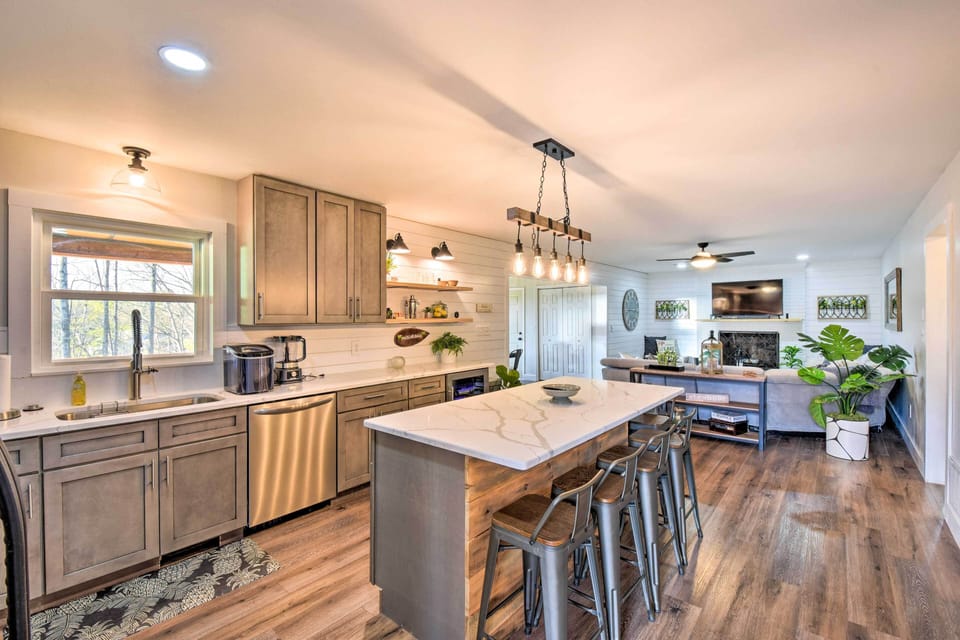 Kitchen | 1-Story House | Central Heating & A/C | Self Check-In