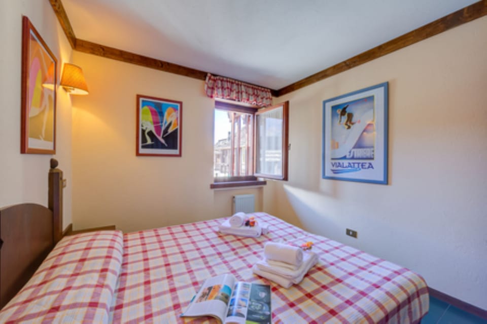 Room with double bed