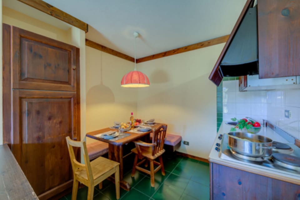 Kitchenette and dining table