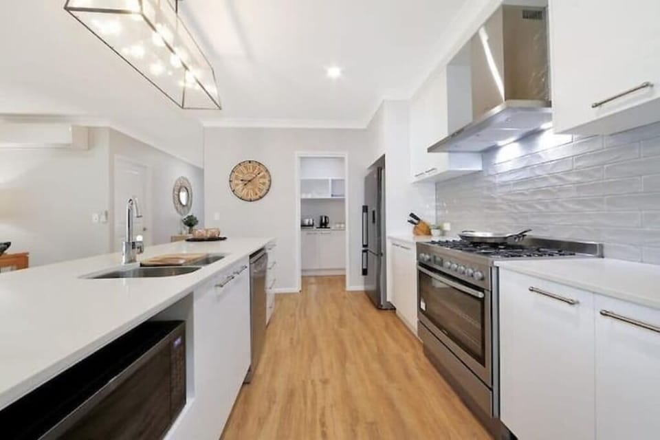 Kitchen w butlers pantry. Gas cooktop electric oven. Microwave. Dishwasher.