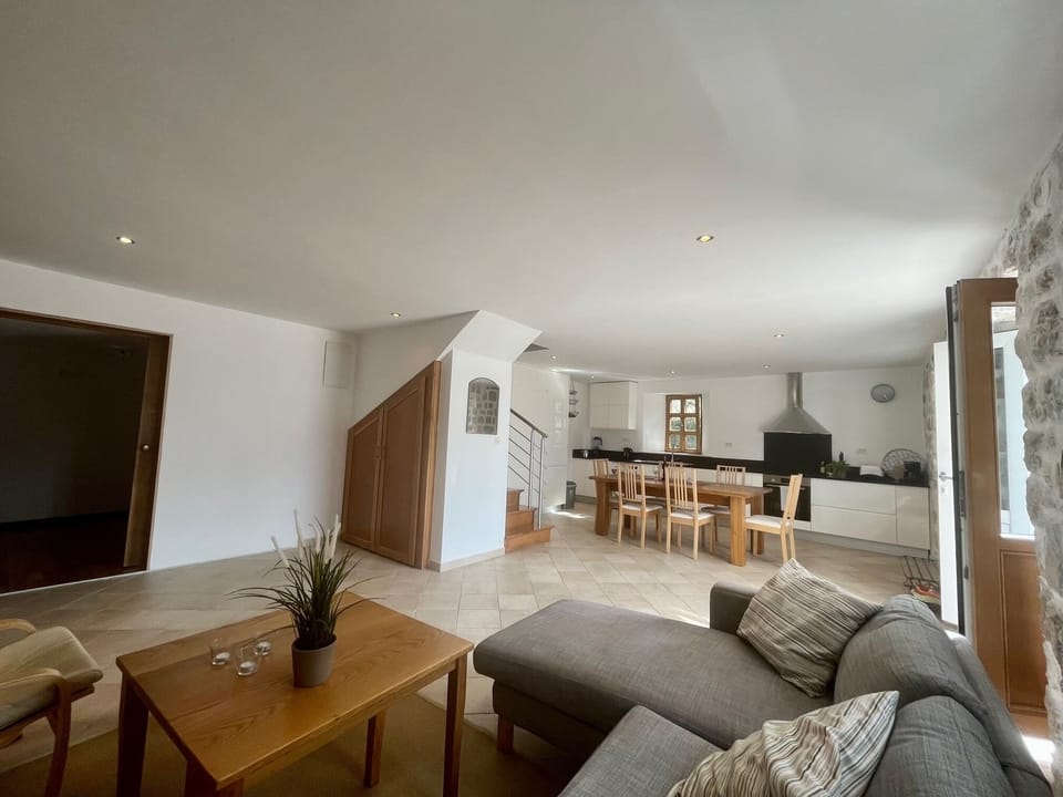 Open space between lounge and kitchen