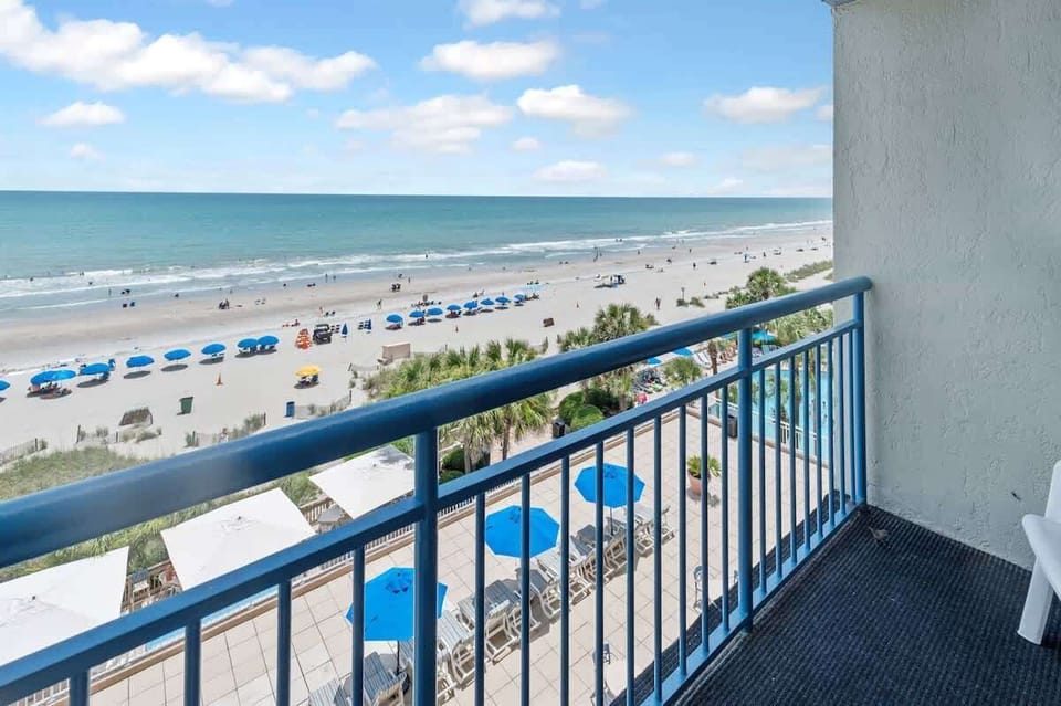 Balcony with Amazing Views of the Ocean☀️