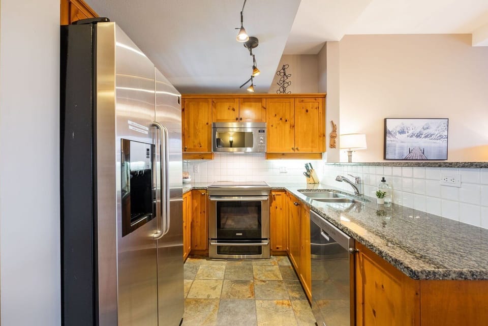 Full kitchen: Stainless steel appliances