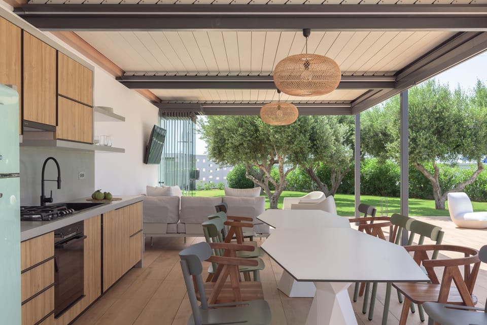 Outdoor settings, ideal for relaxed al fresco dinning.