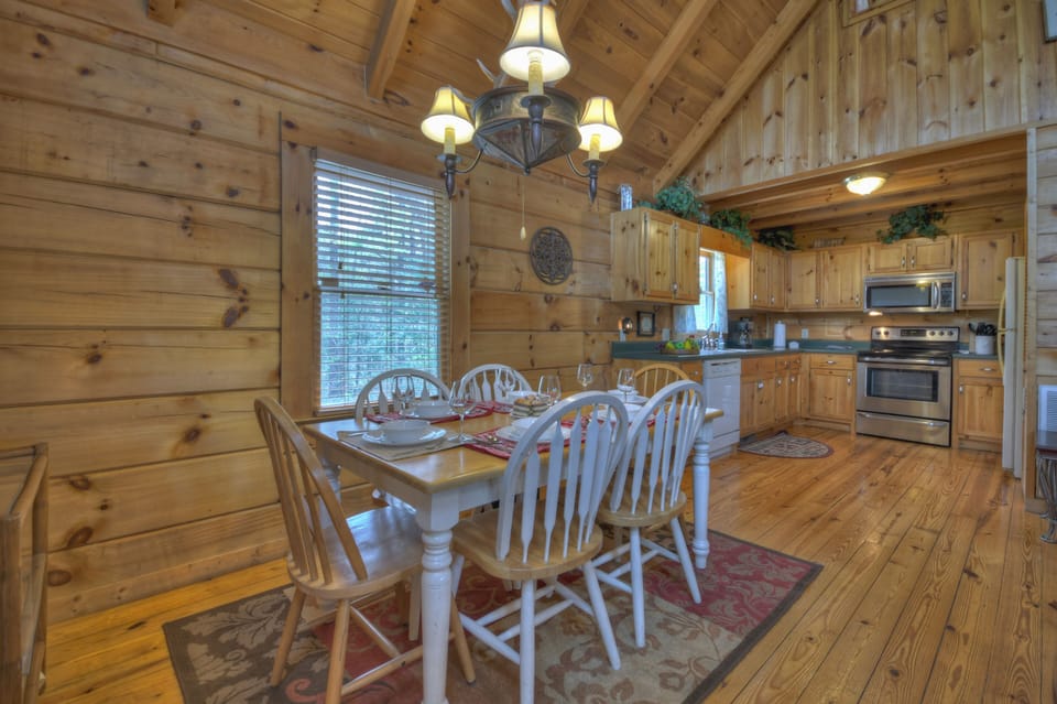 Seclusion At Hideaway Mountain - Eating Area For 6