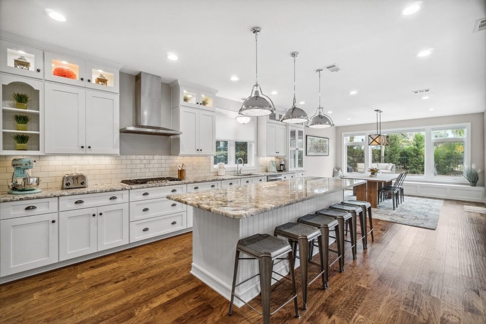Kitchen with Breakfast Bar