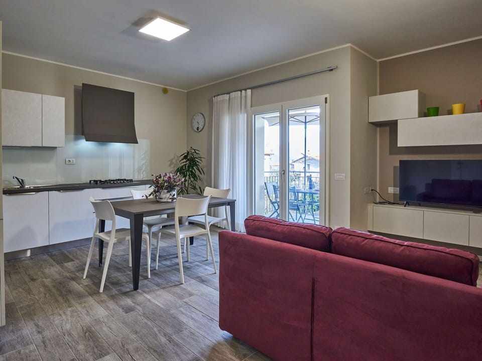 Water, Sky, Boat, Daytime, Building, Cloud, Watercraft, Azure, Vehicle, Plant