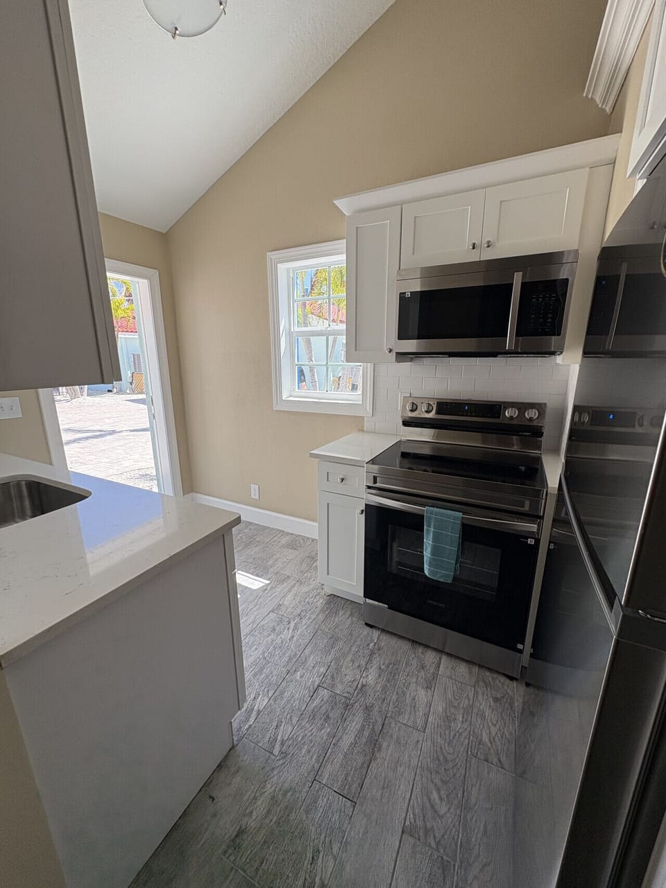 Full size kitchen with pool view