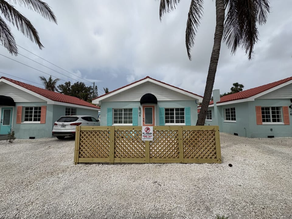 Beach bungalow with 2 parking space