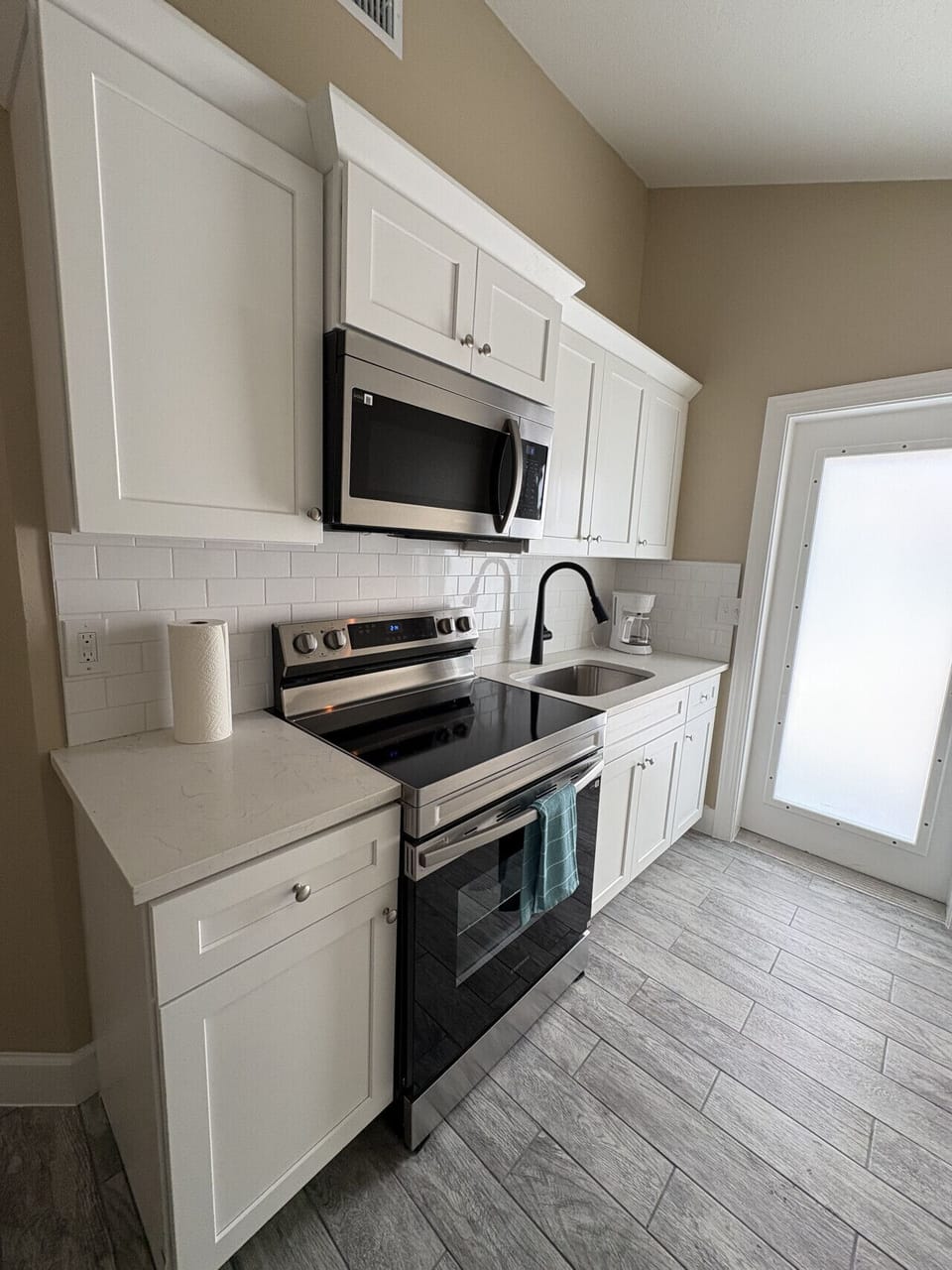 Full size kitchen with pool view