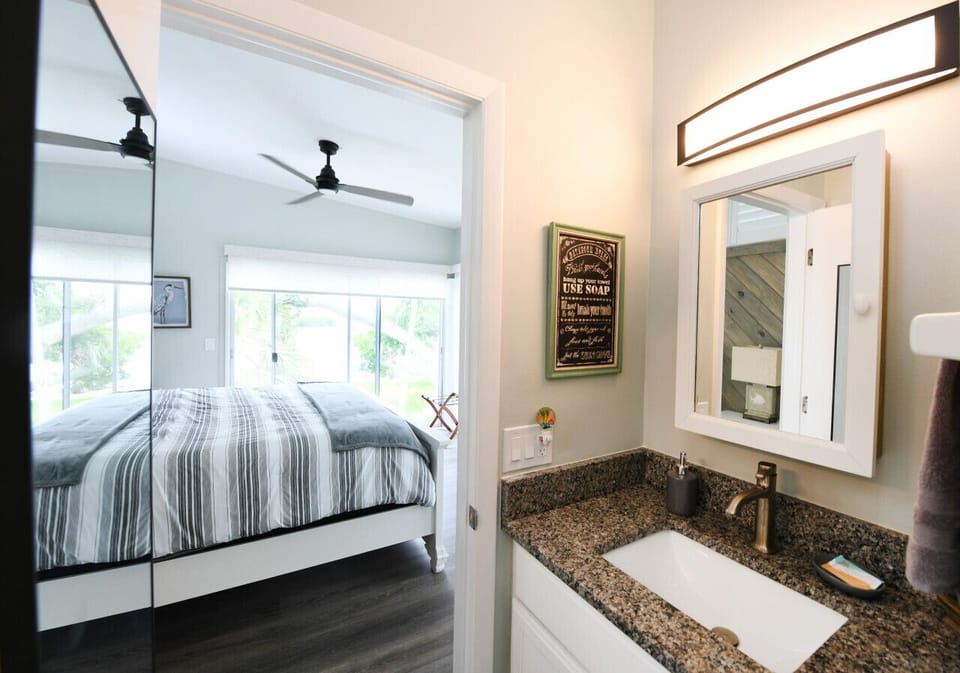 Upstairs Bedroom - King Bed & Ensuite Bathroom
