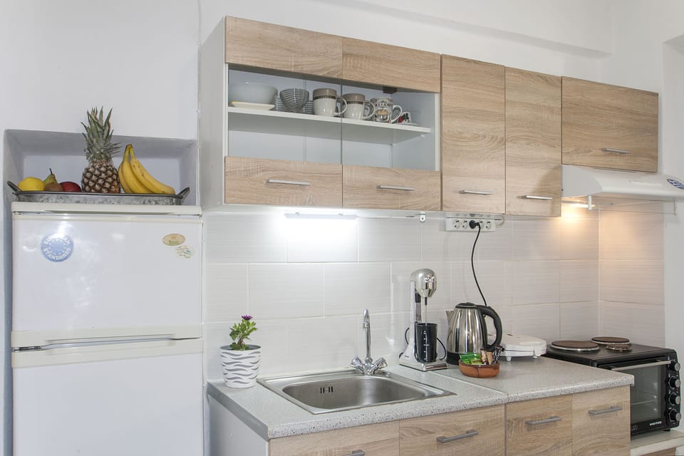 Refrigerator and kitchenette 
