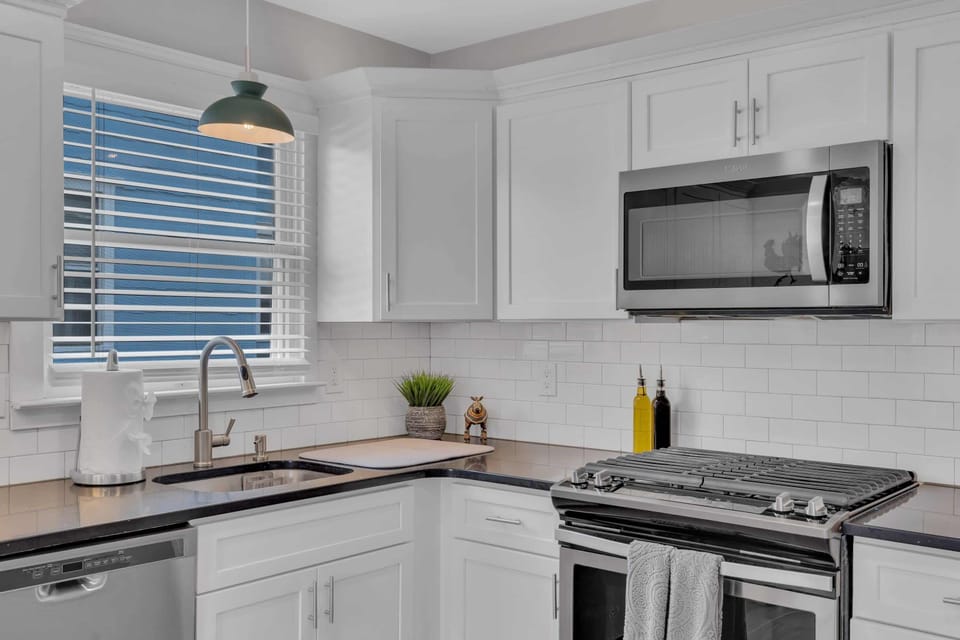 Gleaming quartz counters!