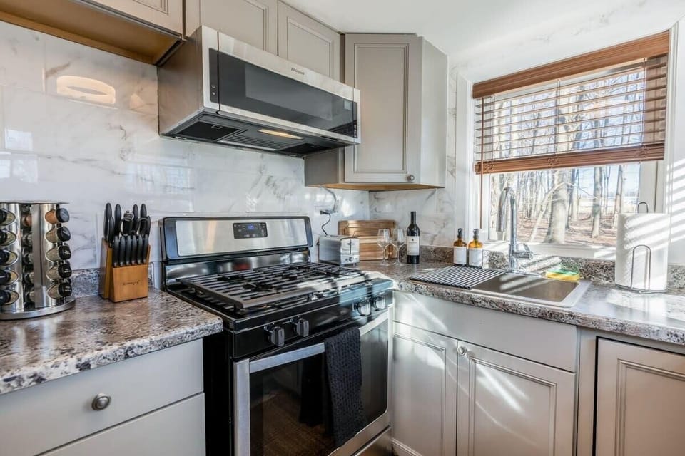 Fully Equipped Kitchen with Stove & Modern Appliances