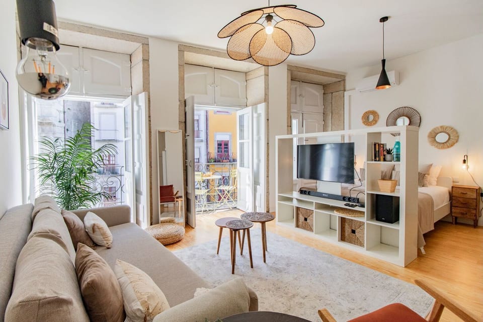 This incredible and beautifully decorated studio counts with a flat screen TV, a surround sound system and an AC unit #modern #luxurious