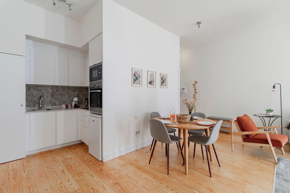 The dining area is right next to our fully-equipped kitchenette, that counts with an oven, stove, coffee machine and a dishwasher #modern #spacious