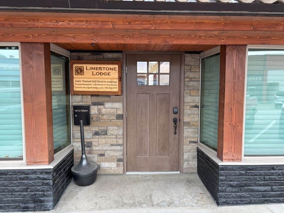 Limestone Lodge Front Cabin Entrance