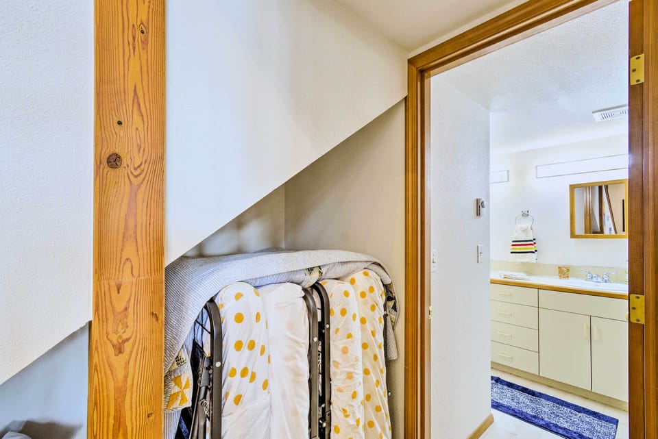 Loft | 2 Twin Rollaway Beds