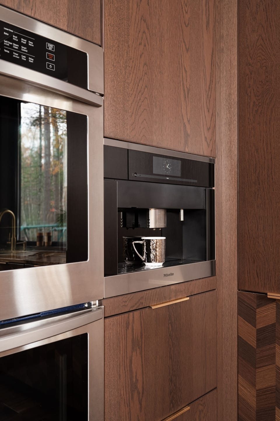 Miele coffee machine makes expresso, lungo, cappuccino, latte, macchiato 