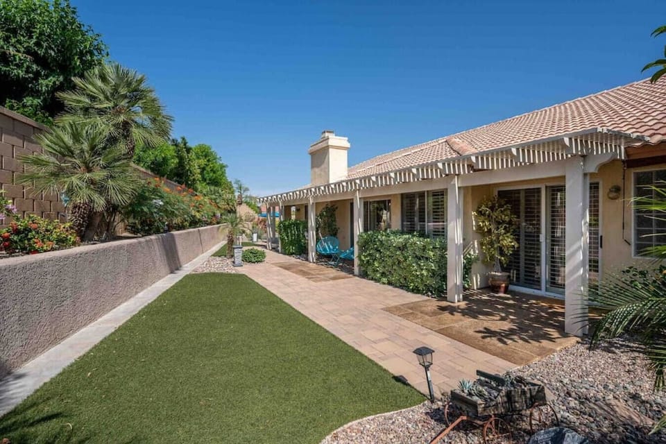 Reconnect with your loved ones through enjoyable outdoor activities in this stunning outdoor area.