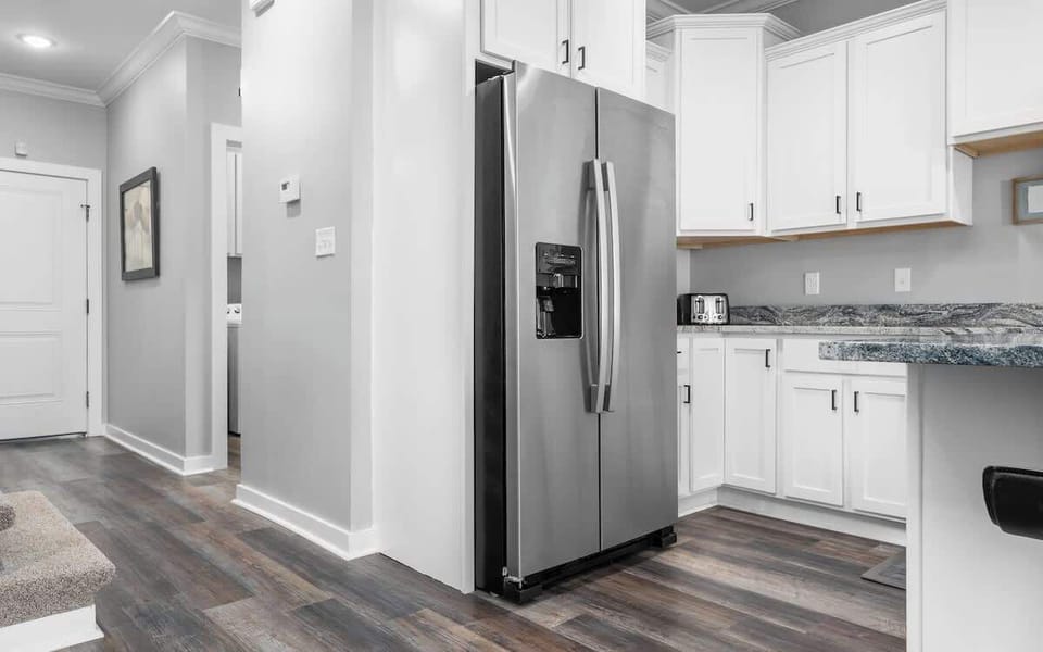 Cook with ease using stainless steel appliances and all the essentials right at your fingertips.