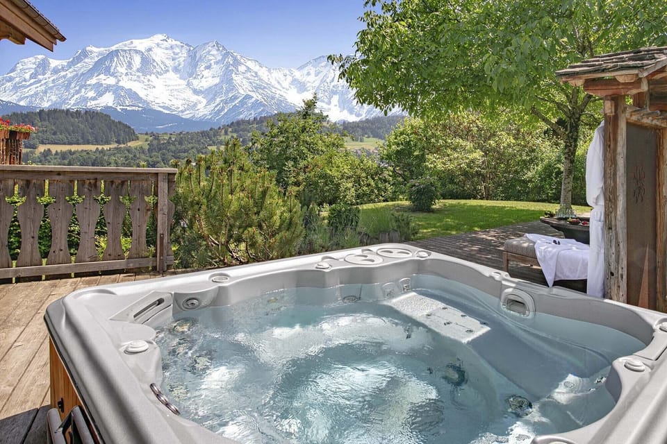 Ground floor, outside - Ideally located, the jacuzzi can accommodate up to 8 people.