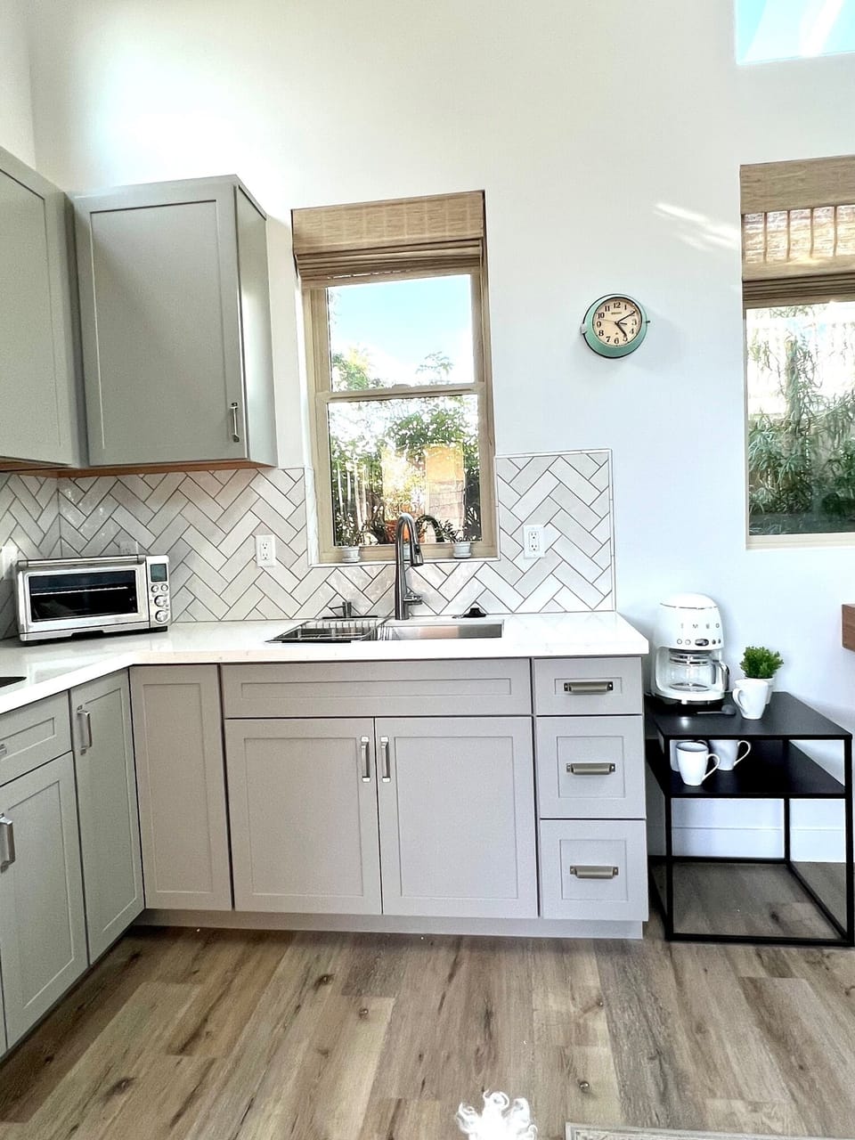 The kitchen. Large fridge, 2 burners stove and large Breville oven. 