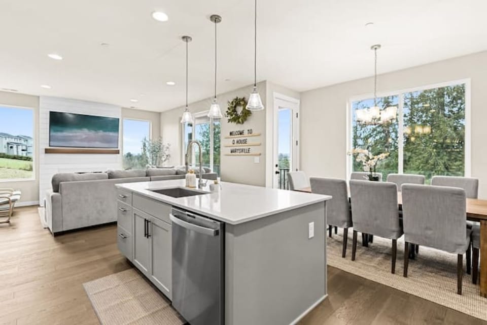 Don't you love the open concept when having a get together?