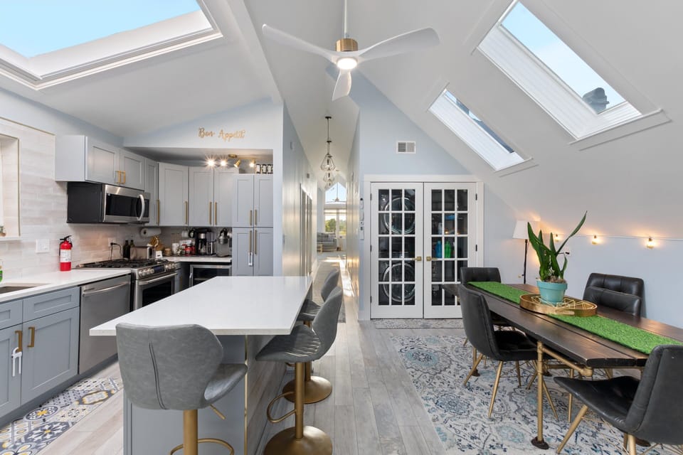 Gourmet kitchen for 10 please, 'Coming right up!' 