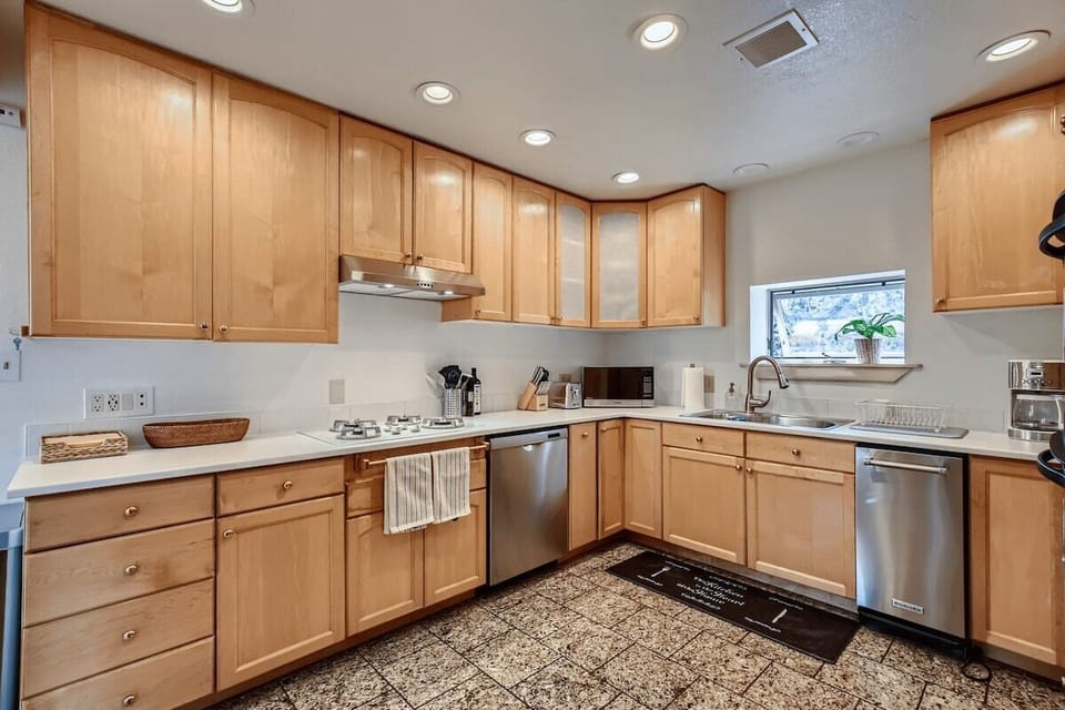 Fully-functional kitchen with two ovens, stove, fridge/freezer, dishwasher, both drip and capsule coffee machines, a microwave, full sets of pots and pens, multiple baking sheets, and all you need to cook and enjoy a meal together. 
