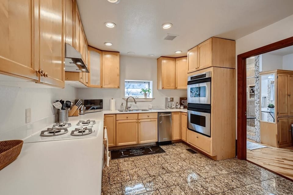 We want you to feel at home during your stay, which is why we've designed our kitchen to provide you with everything you need. Book your stay at our lodge today and experience the comfort and convenience of our fully equipped kitchen!