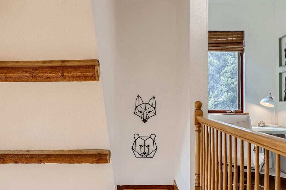 Experience the charm of a farmhouse-style decor during your stay at our spacious lodge in Colorado. With carefully curated wall decor, lamps, and wall art, our lodge offers a cozy and inviting atmosphere that will make you feel right at home. 
