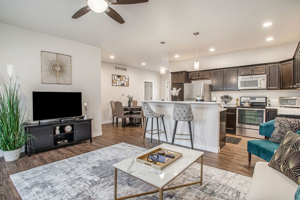 Our 1920's Gatsby-themed living room is stylish and comfortable, featuring a 50-inch TV and inviting seating. Enjoy meals or drinks at the adjacent kitchen island, which seats two. 