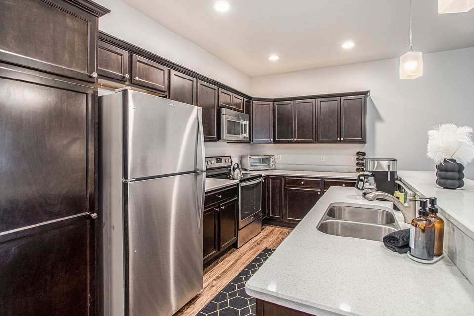 Our kitchen area features an electric stove, microwave, and ample counter space for preparing meals. The toaster oven is perfect for quick snacks or breakfast on-the-go. 