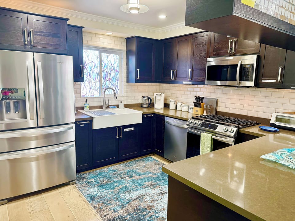 Full kitchen w/new appliances, ample cookware & dishware supplied